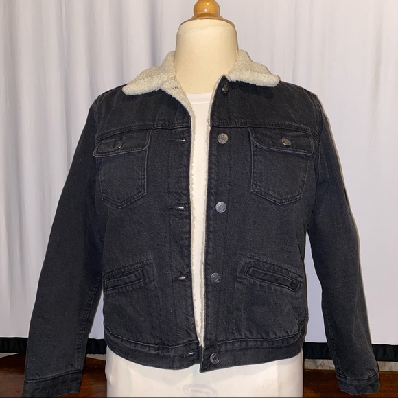 Gap black Jean jacket with fur inside - Picture 16 of 16